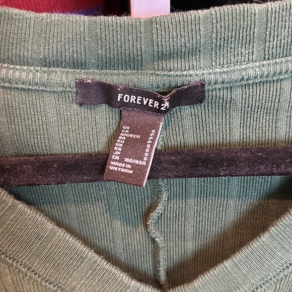 Forever 21 green long sleeve cropped v neck sweater size S​ - Picture 2 of 3